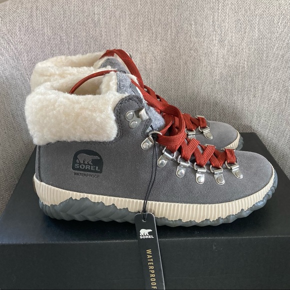 Sorel Water proof Boots - Picture 1 of 7